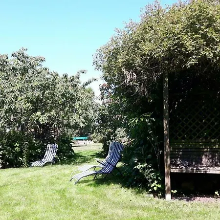 Ferienwohnung-rosenrot-auf-dem-ferien-bauernhof-nilson-in-inselmitte Apartament