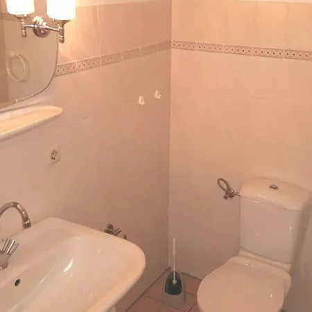 Ferienwohnung-rosenrot-auf-dem-ferien-bauernhof-nilson-in-inselmitte *