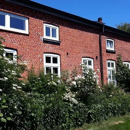 Ferienwohnung-rosenrot-auf-dem-ferien-bauernhof-nilson-in-inselmitte *